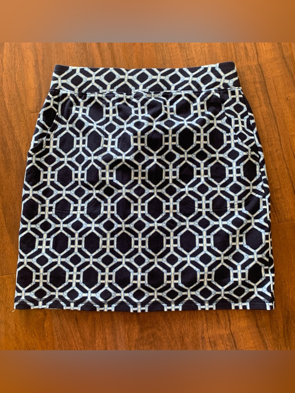 Geometric Pattern Navy and White stretch skort, like new has side pockets